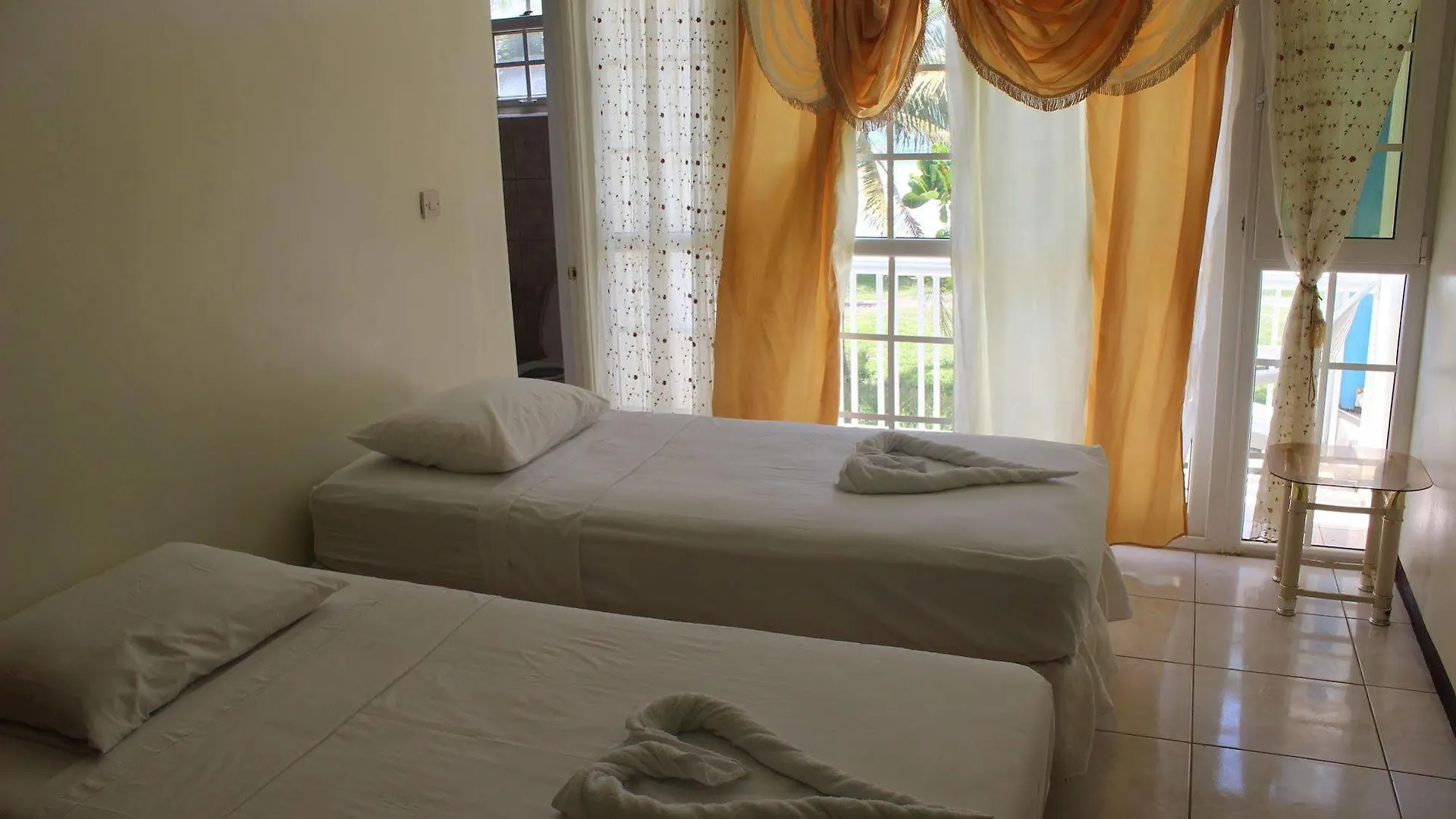 Sea Breeze Inn Castle Bruce Bed & Breakfast